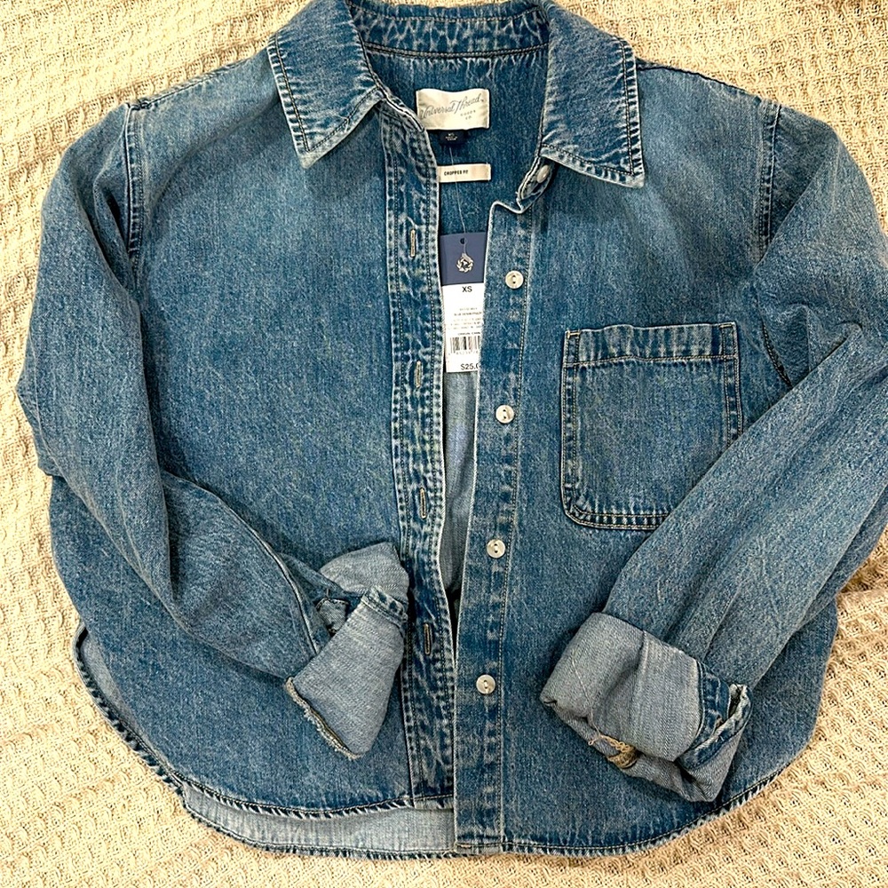 Universal Thread cropped fit denim button down shirt. NWT $18 Size XS